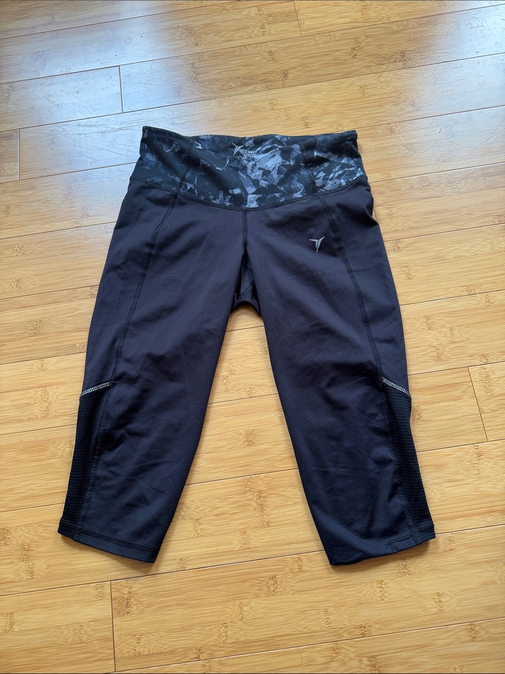Old Navy Black Capri Leggings with Patterned Waistband